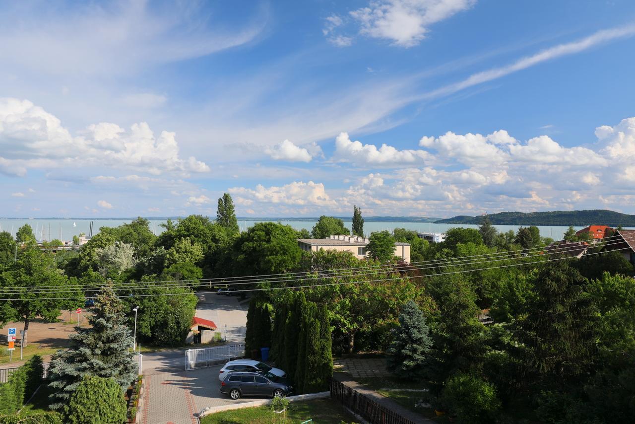 Balkon Apartmanhaz Panzio Balatonfured Luaran gambar